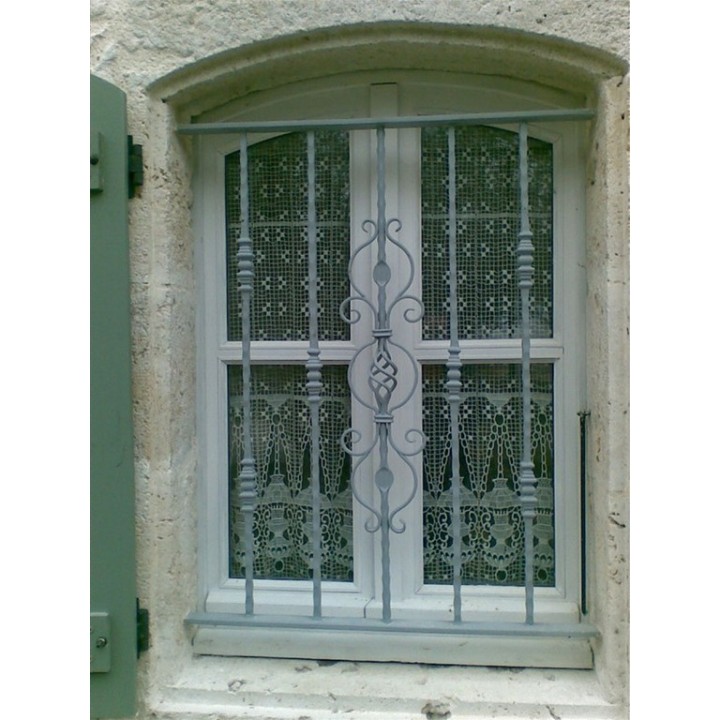 Balustre assemblé martelé 12x12mm avec boule torsadée et volutes