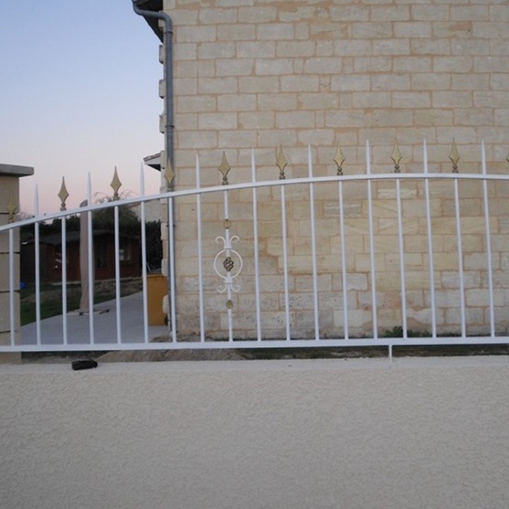Balustre martelé assemblé 12x12mm avec boule torsadée et volutes