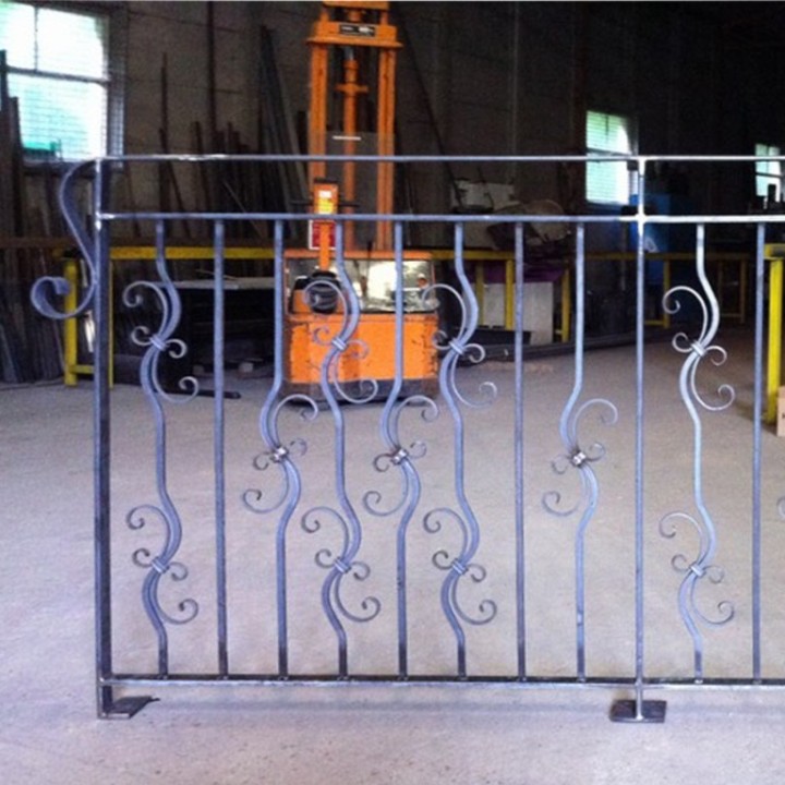 Balustre 12x12mm acier forgé lisse avec motifs à volutes en "C"
