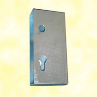 Boitier pour tube de 40x40mm pour serrure  crochet de portail coulissant